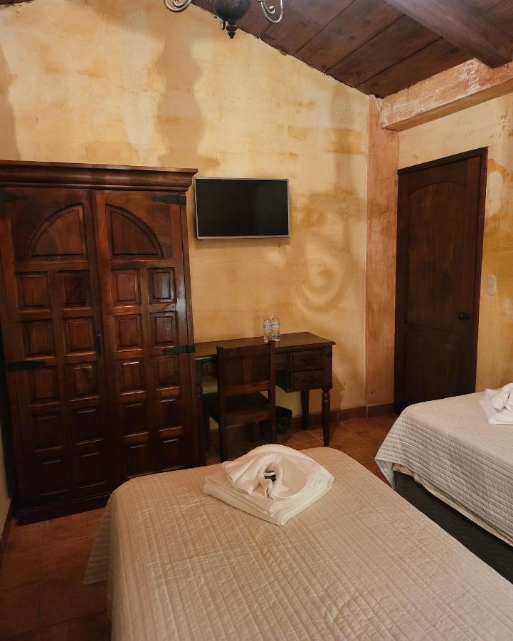 Hotel Y Restaurante Innsbruck Антигуа-Гватемала Экстерьер фото