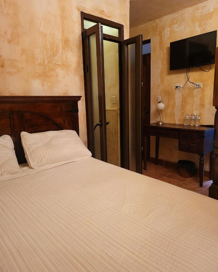 Hotel Y Restaurante Innsbruck Антигуа-Гватемала Экстерьер фото